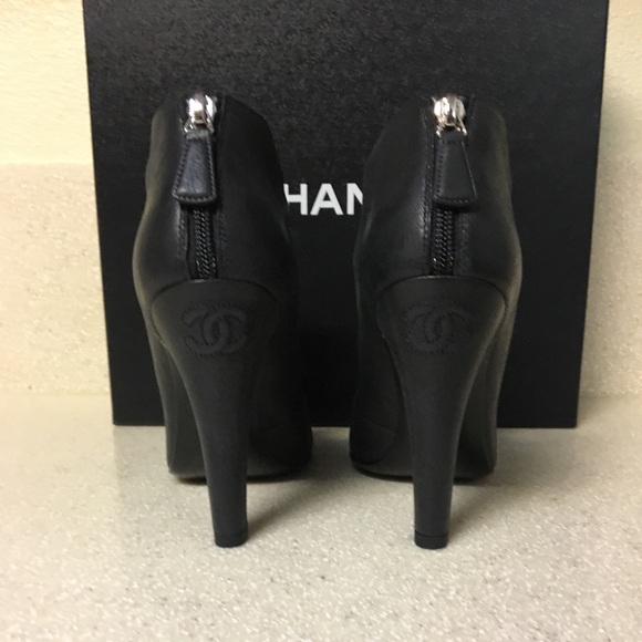 CHANEL Bow Heel Black Leather Size 39 - Picture 5 of 8